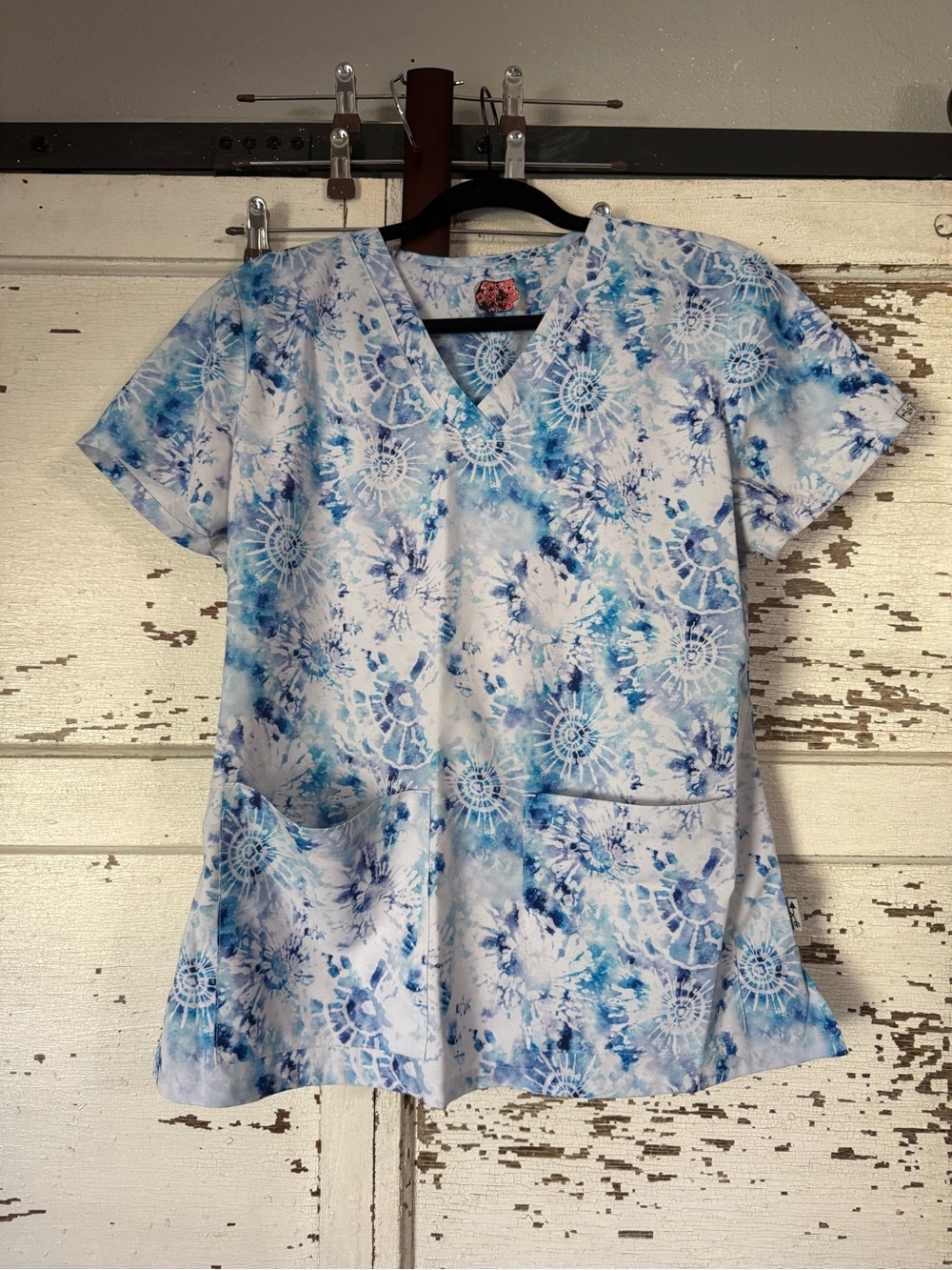 Ava Therese size med Women's V-Neck Blue Tie-Dye Floral Short Sleeve scrub top